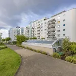 Elegant Apartment With Parking Close To Metro Station By Noclegi Renters