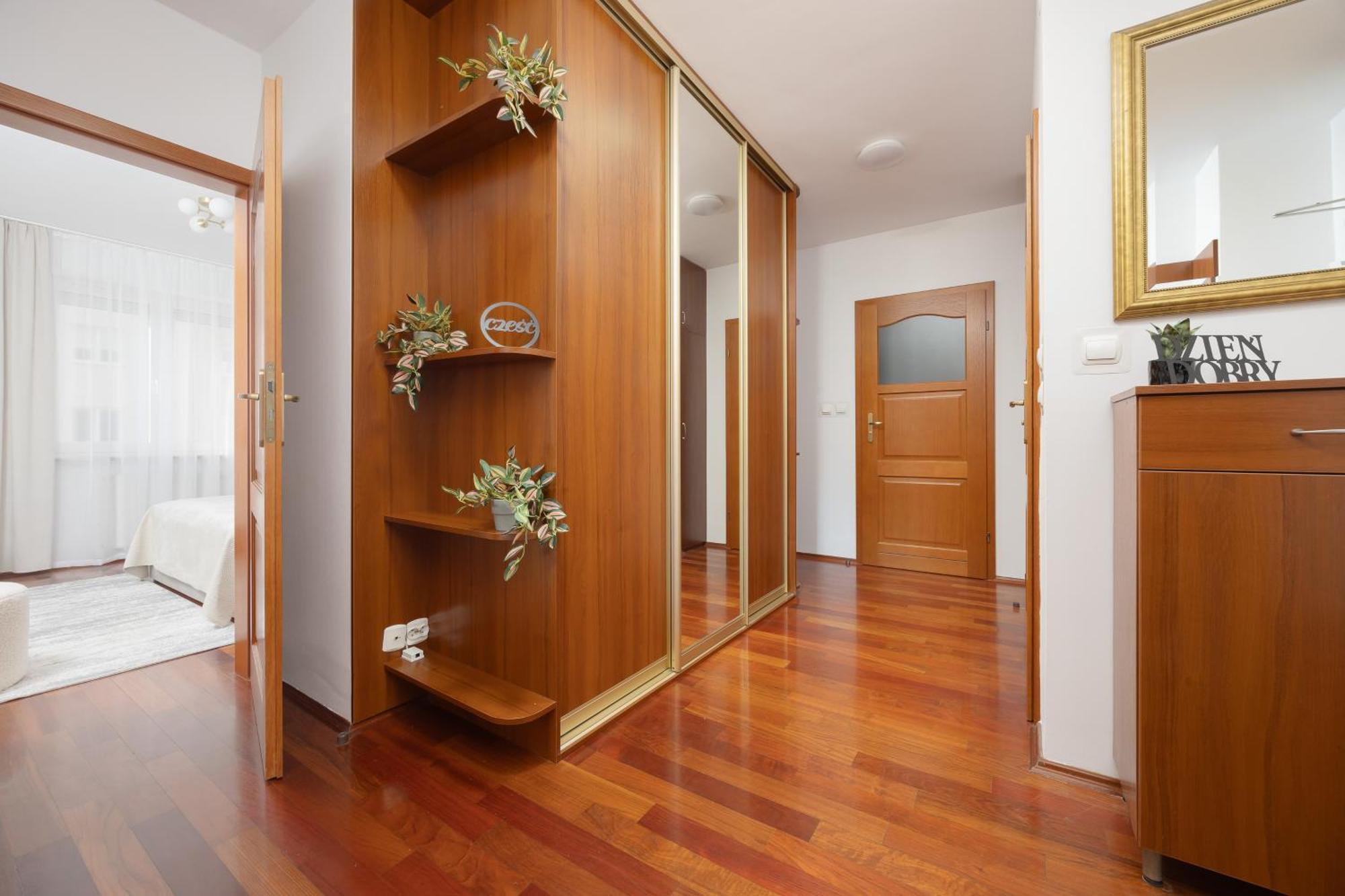 Elegant With Parking Close To Metro Station By Renters Apartament Warszawa
