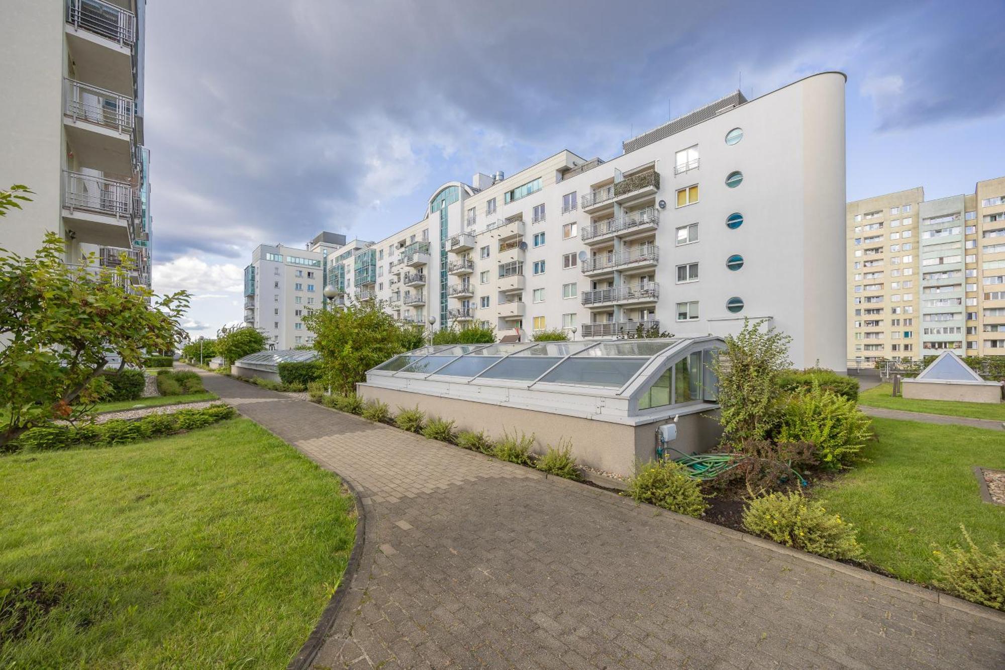 Apartament Elegant With Parking Close To Metro Station By Renters Warszawa