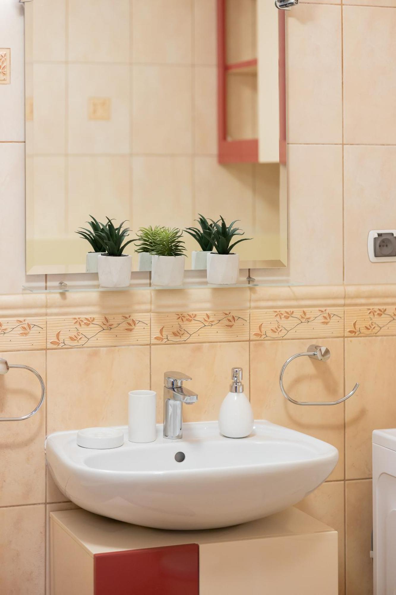 Elegant With Parking Close To Metro Station By Renters Apartament *