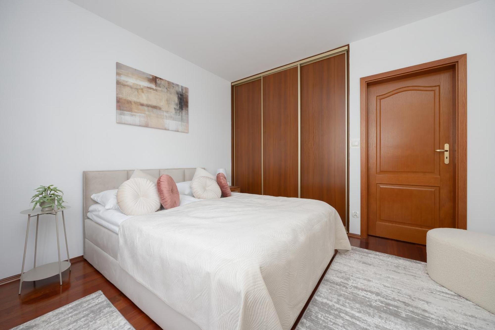Apartament Elegant With Parking Close To Metro Station By Renters *
