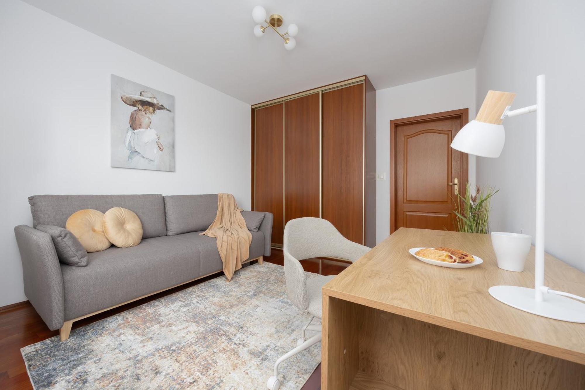 Elegant With Parking Close To Metro Station By Renters Apartament Warszawa