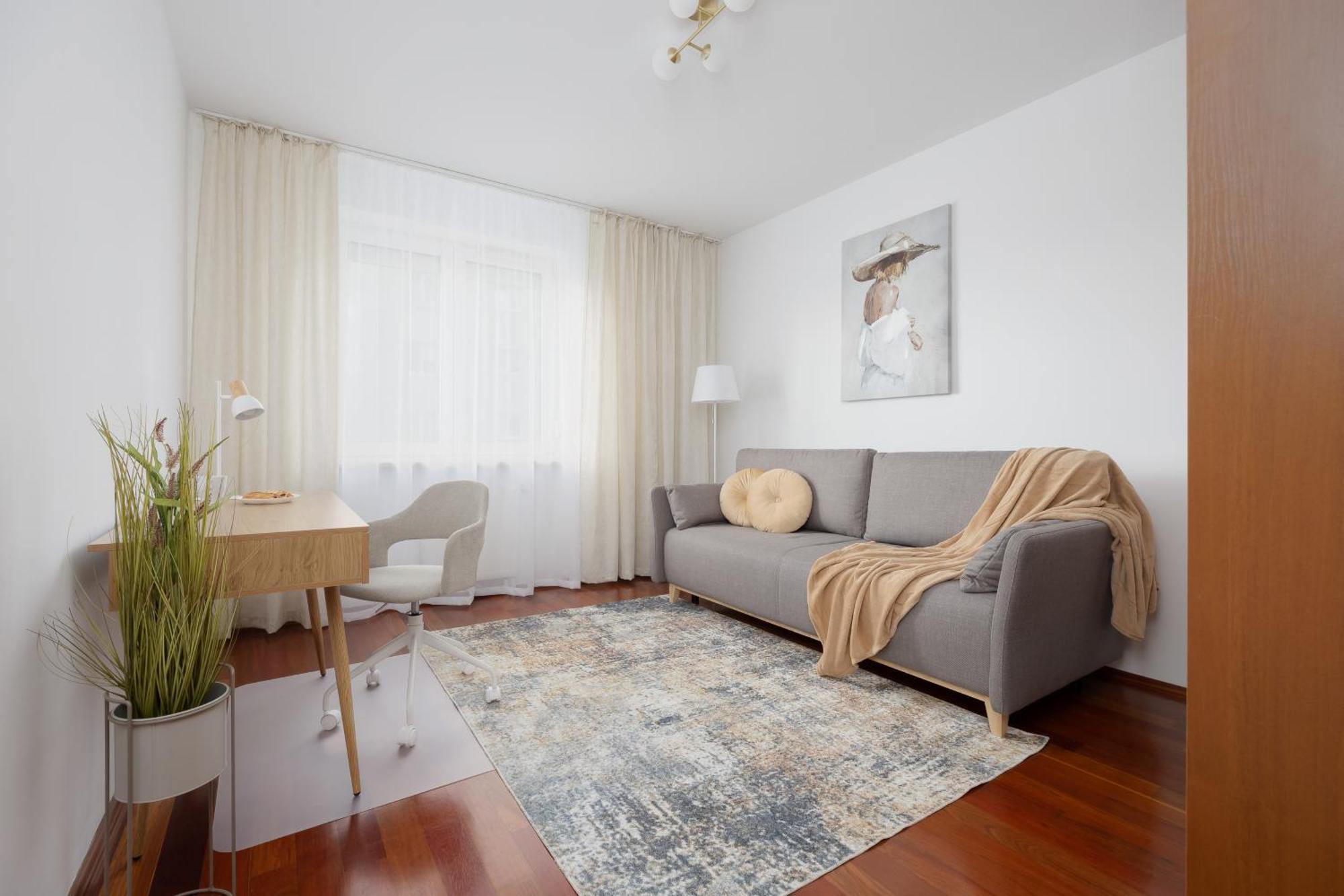 Elegant With Parking Close To Metro Station By Renters * Warszawa