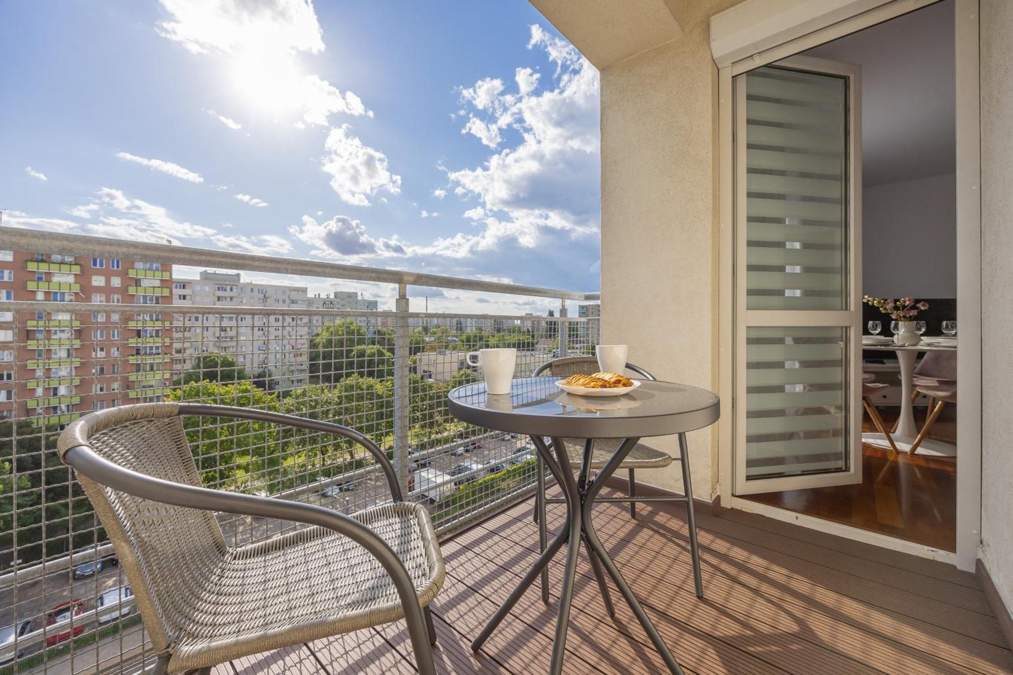 Elegant With Parking Close To Metro Station By Renters Apartament