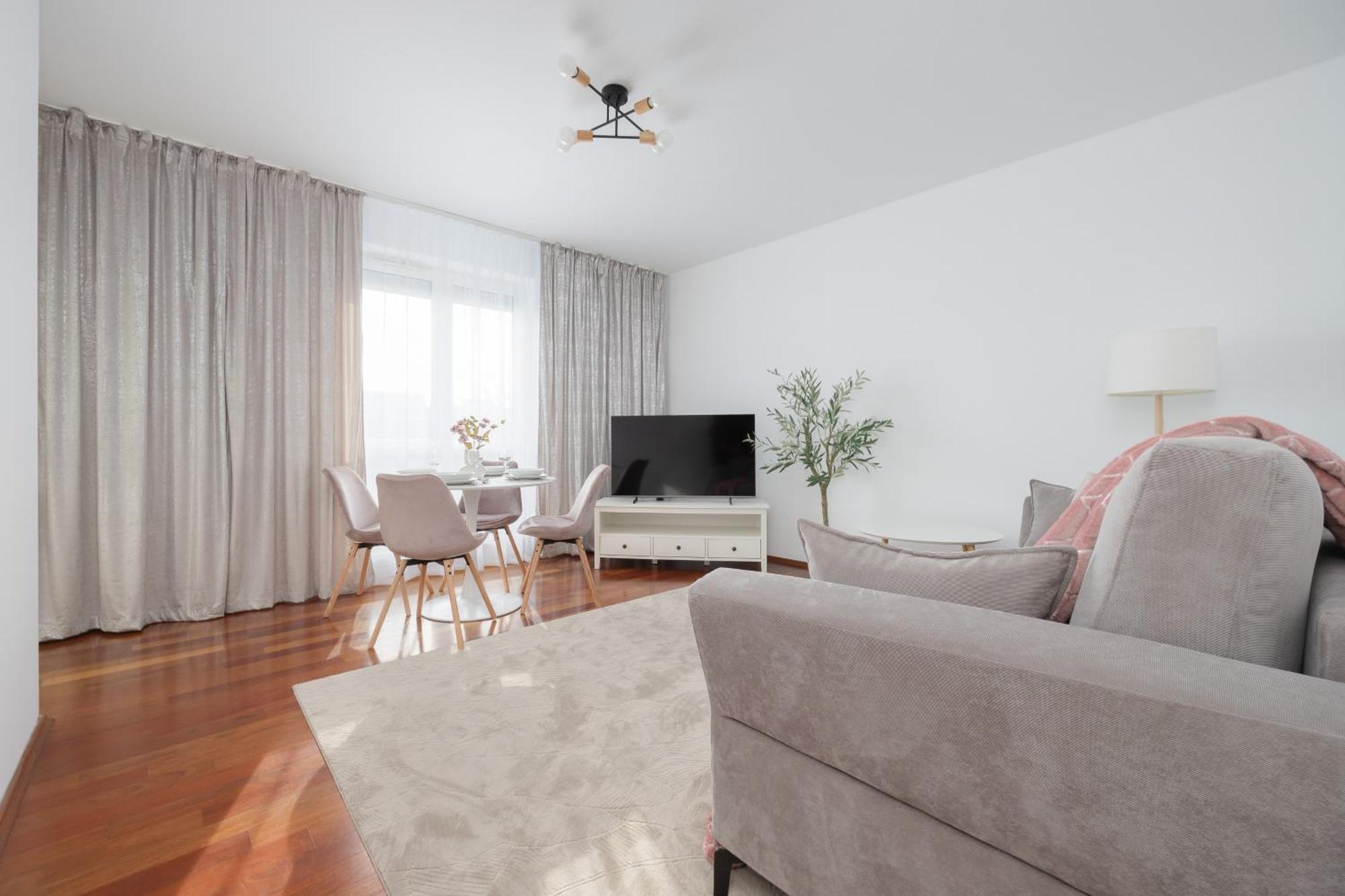 Elegant With Parking Close To Metro Station By Renters Apartament *