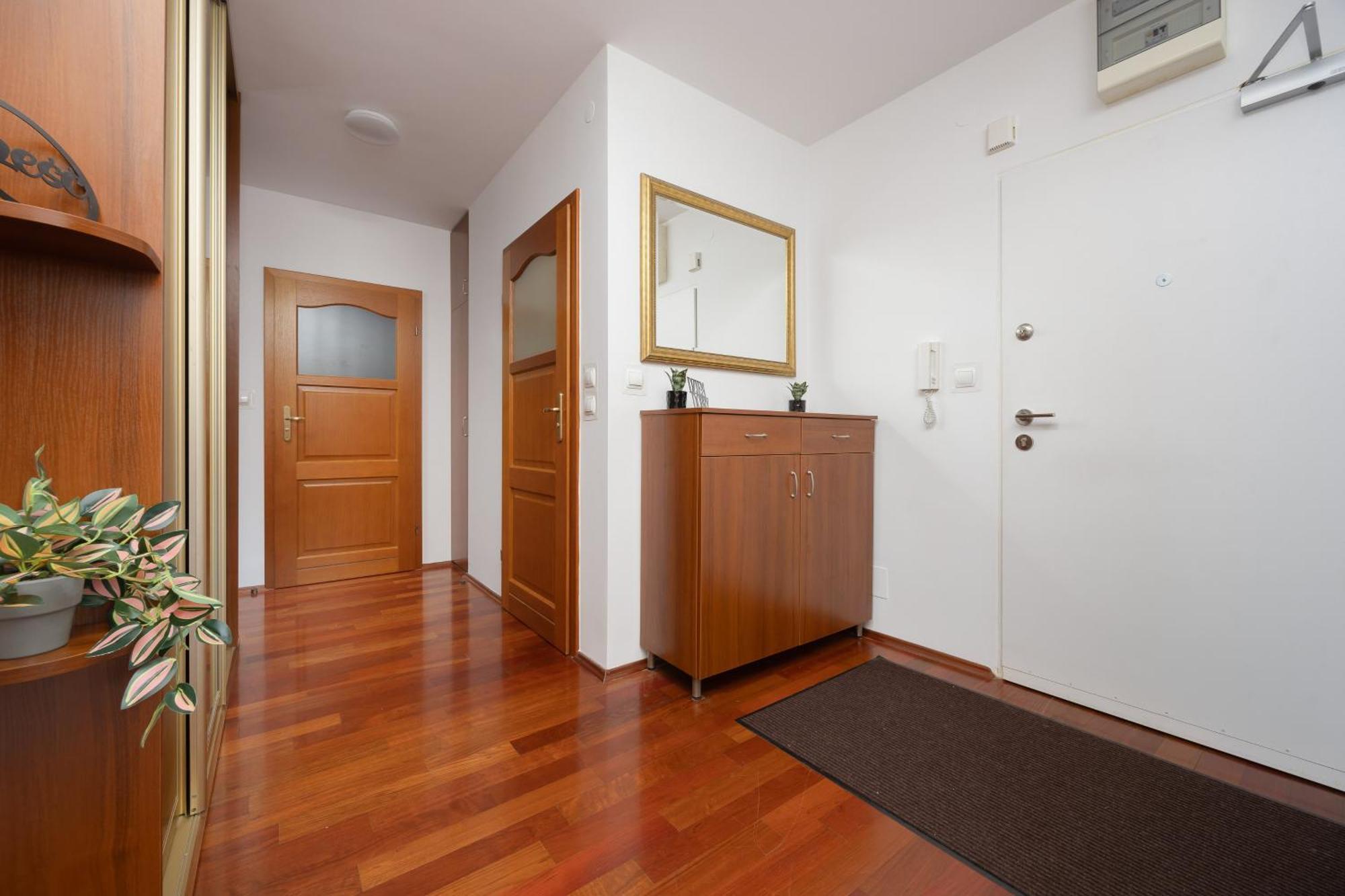 Butas Elegant With Parking Close To Metro Station By Renters