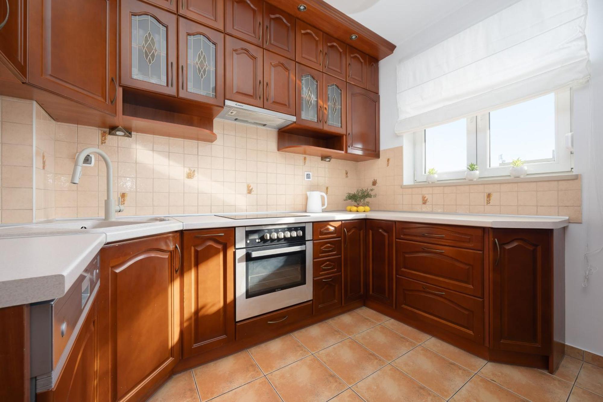 Elegant With Parking Close To Metro Station By Renters Apartament