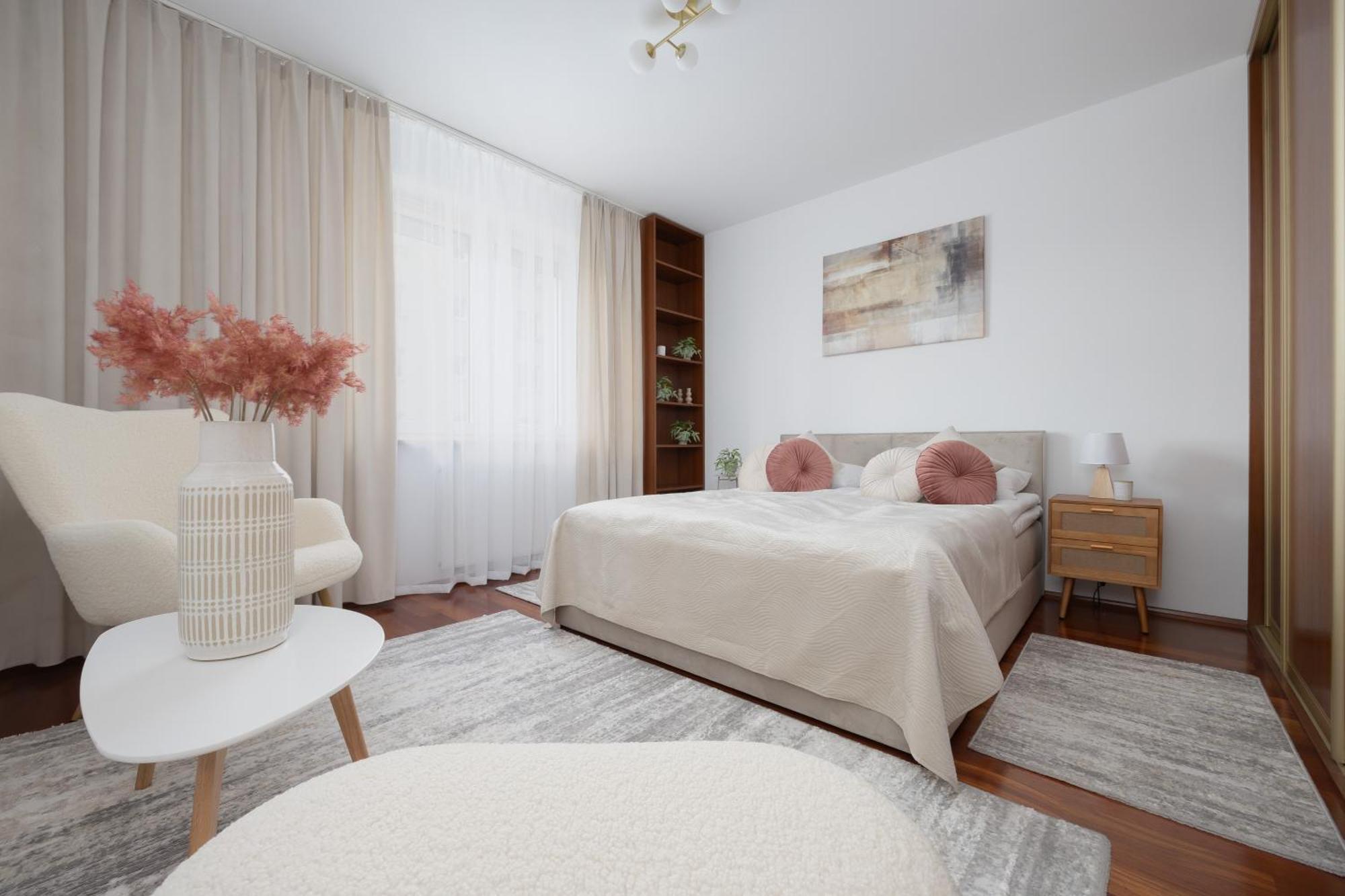 Elegant With Parking Close To Metro Station By Renters Apartament *